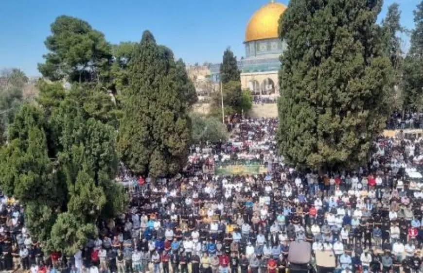 75 ألفا يؤدون الجمعة الأخيرة من رمضان في المسجد الأقصى