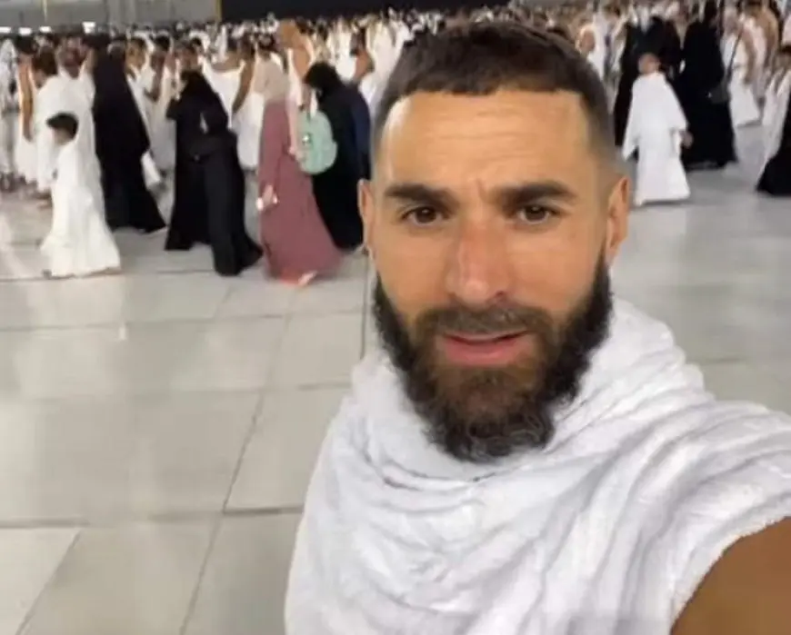 بنزيما يؤدي مناسك العمرة قبل مواجهة الشباب