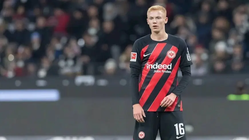 “زميل مرموش السابق”.. مانشستر سيتي يستهدف ضم لاعب فرانكفورت الألماني