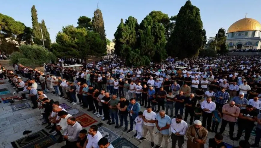وسط تشديدات الاحتلال.. آلاف المصلين يؤدون صلاة العيد في الحرم الإبراهيمي