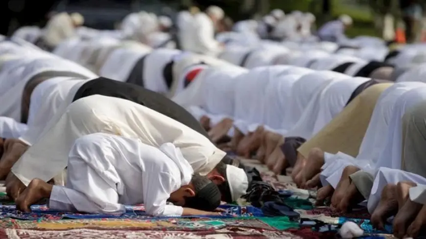 دولة عربية تفاجئ مواطنيها بإعلان عيد الفطر في منتصف الليل: العيد الصبح