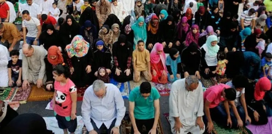صلاة العيد.. الإفتاء: صلاة الرجال بجوار النساء في صف واحد دون فاصل تعد صريح على قواعد الشرع