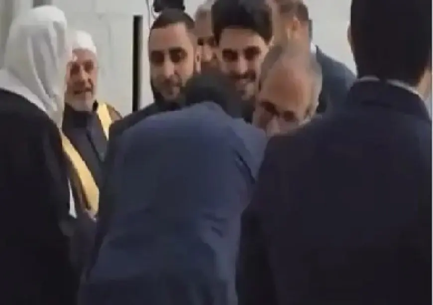 في أول ظهور.. الشرع يقبل يد والده بعد صلاة عيد الفطر