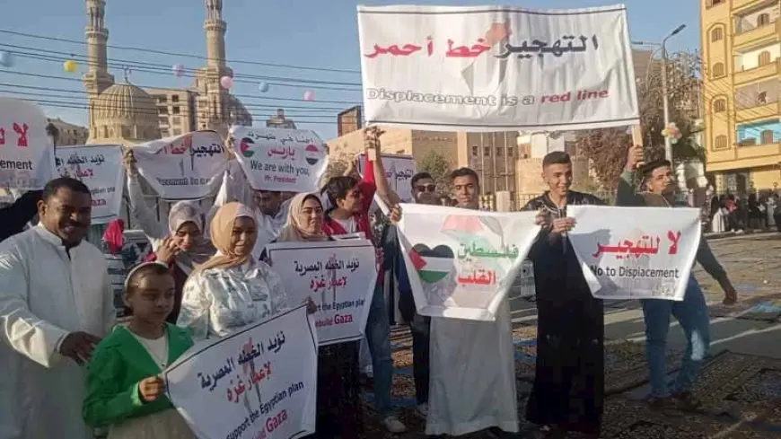 آلاف المصلين يرفعون لافتات رفض تهجير الفلسطينيين خلال صلاة عيد الفطر بالفيوم -صور