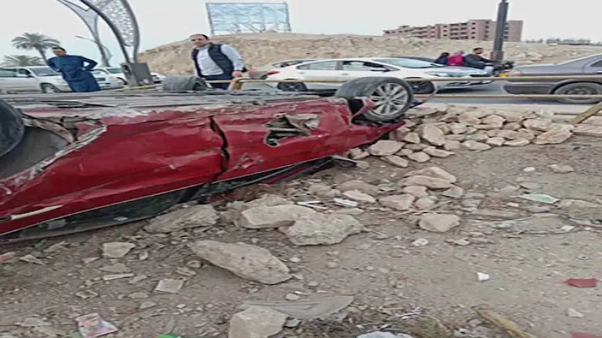 كارثة على الطريق.. انقلاب سيارة واشتعالها ونجاة شابين بأعجوبة في الوادي الجديد
