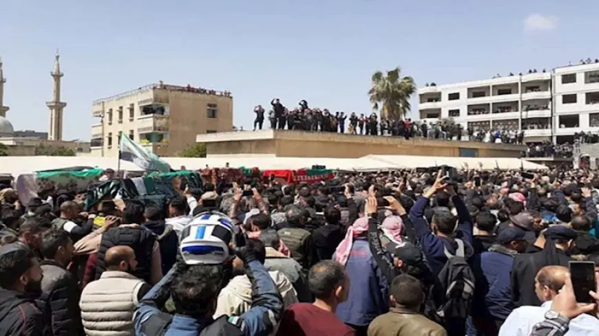 آلاف السوريين يشيعون شهداء العدوان الإسرائيلي على محافظة درعا- صور وفيديو
