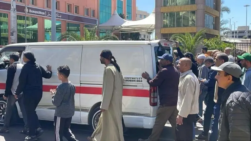 وداع مهيب لأم وأطفالها الثلاثة.. الإسكندرية تشيع ضحايا عقار الجمرك المنهار – صور
