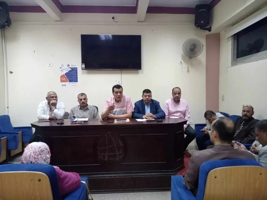 مدير تعليم سوهاج يجتمع لبحث استعدادات الامتحانات للشهادة الإعدادية