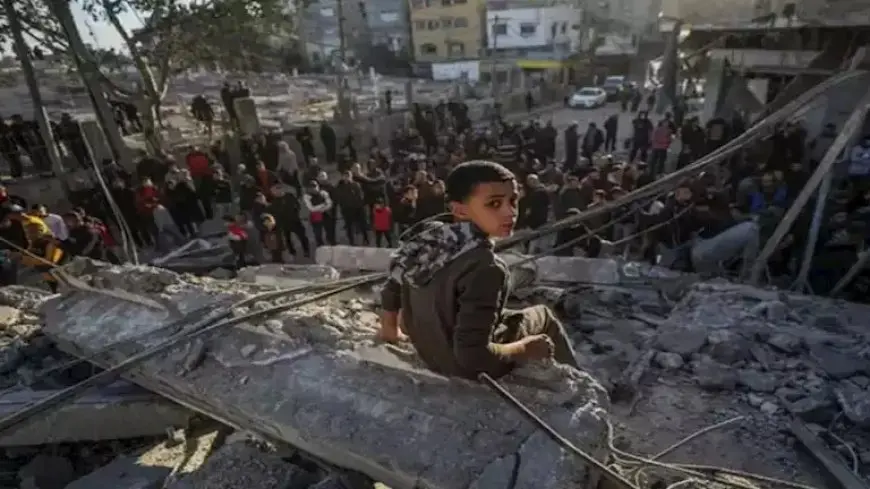 نسف المنازل وانفجارات.. قصف إسرائيلي في خان يونس ورفح الفلسطينية