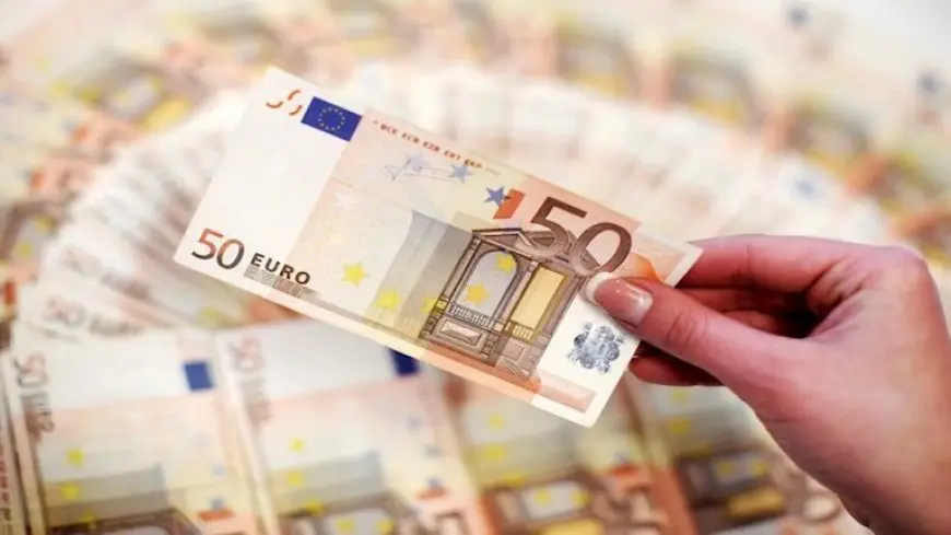 اليورو يخالف تحرك الدولار ويتراجع بنهاية تعاملات البنوك اليوم