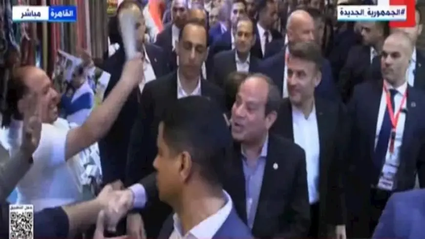 “بنحبك يا ريس”.. مواطنون يهتفون للرئيس السيسي خلال جولته مع نظيره الفرنسي بخان الخليلي