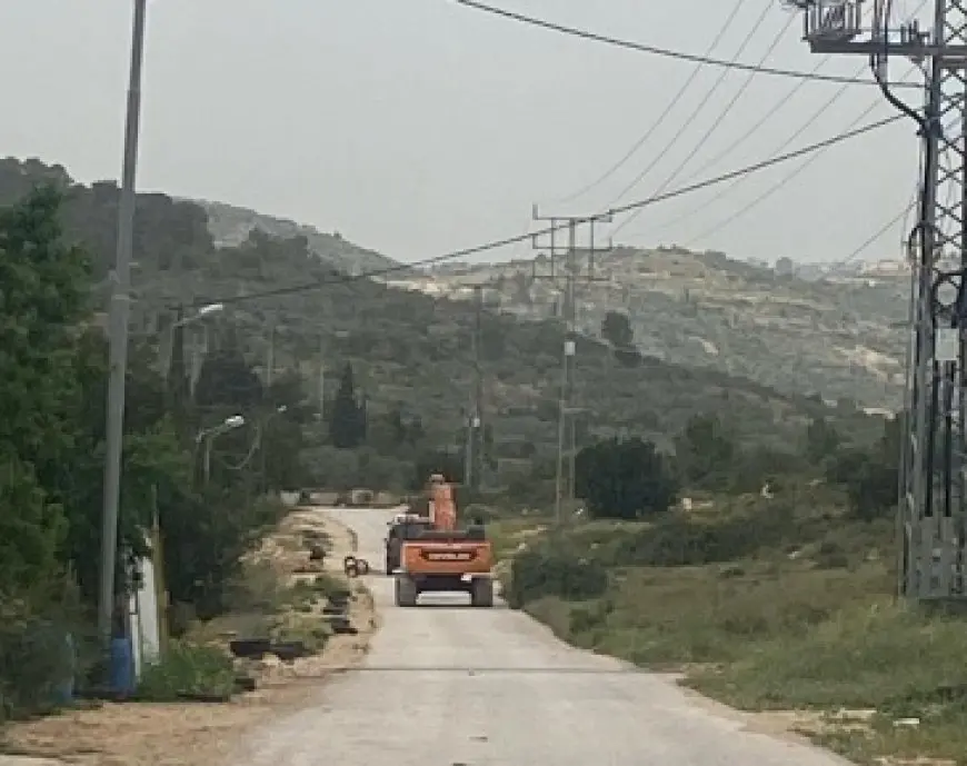 جرافات الاحتلال تغلق مدخل قرية أم صفا شمال غربي رام الله