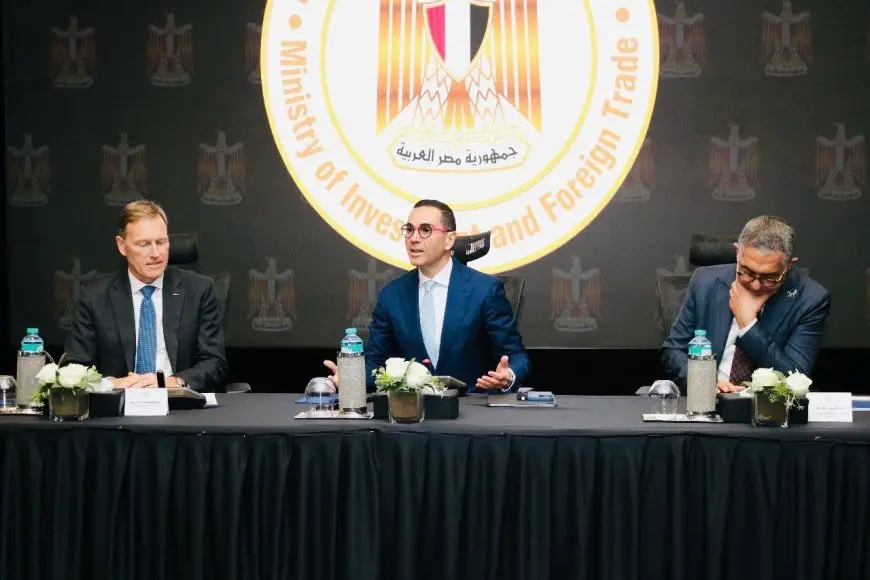 وزير الاستثمار يبحث مع وفد جمعية أرباب العمل الفرنسية تعزيز التعاون بين البلدين