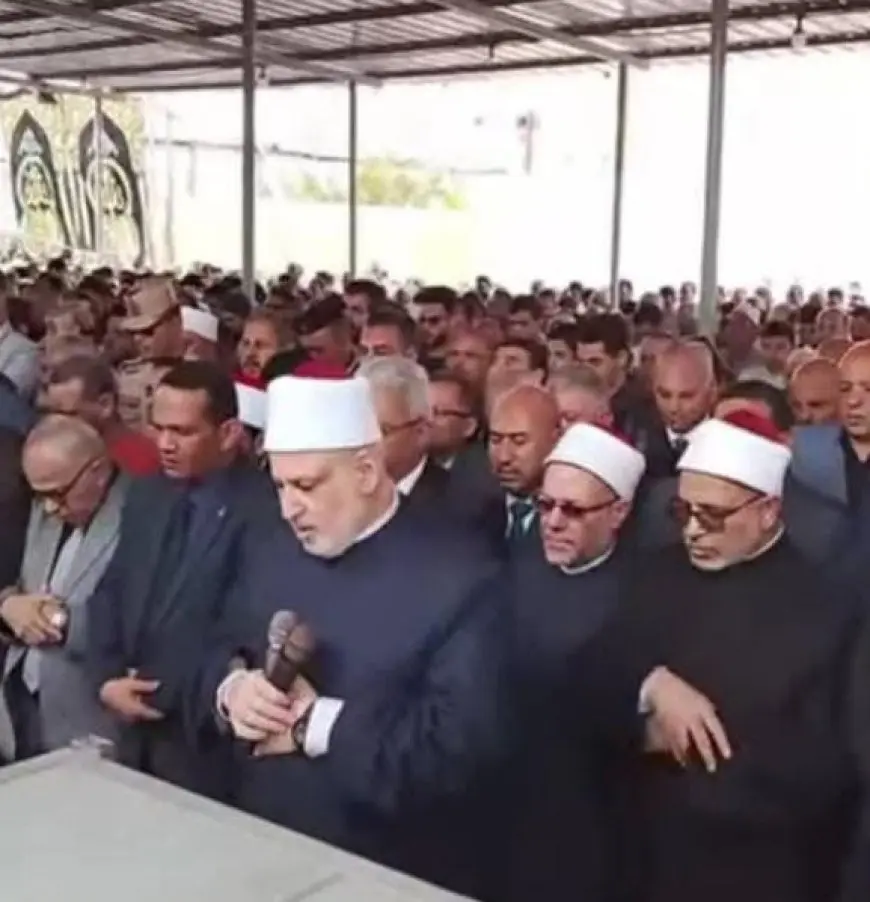 قيادات الأزهر يؤدون صلاة الجنازة على والد رئيس الجامعة