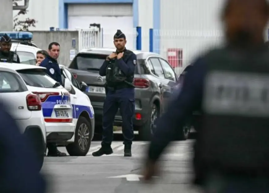 المشتبه به في حادث طعن في مسجد فرنسي لا يزال طليقا بعد قتله أحد المصلين
