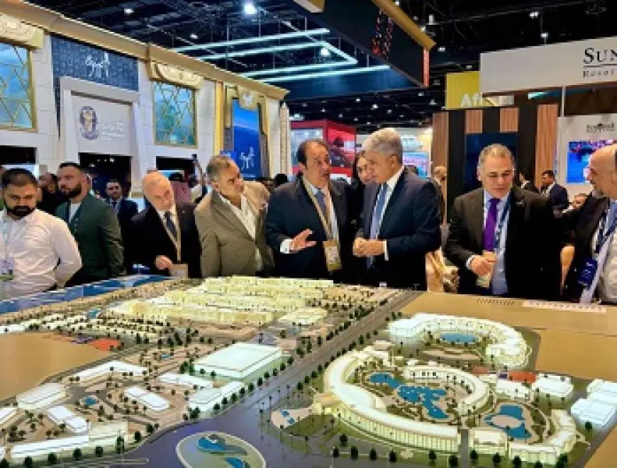 العارضون داخل الجناح المصري بمعرض سوق السفر العربي: الحكومة تقدم مجهودات كبيرة لتطوير البنية السياحية في مصر