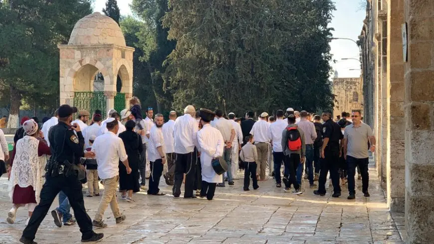 أدوا السجود الملحمي.. اقتحامات مكثفة للمسجد الأقصى في يوم استقلال دولة الاحتلال