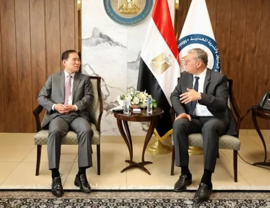 وزير البترول يبحث مع مسئول كوري فرص الاستثمار المتاحة بالقطاع