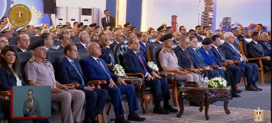 احتفالية عيد العمال.. الرئيس السيسي يتسلم درع الاتحاد العام لنقابات عمال مصر