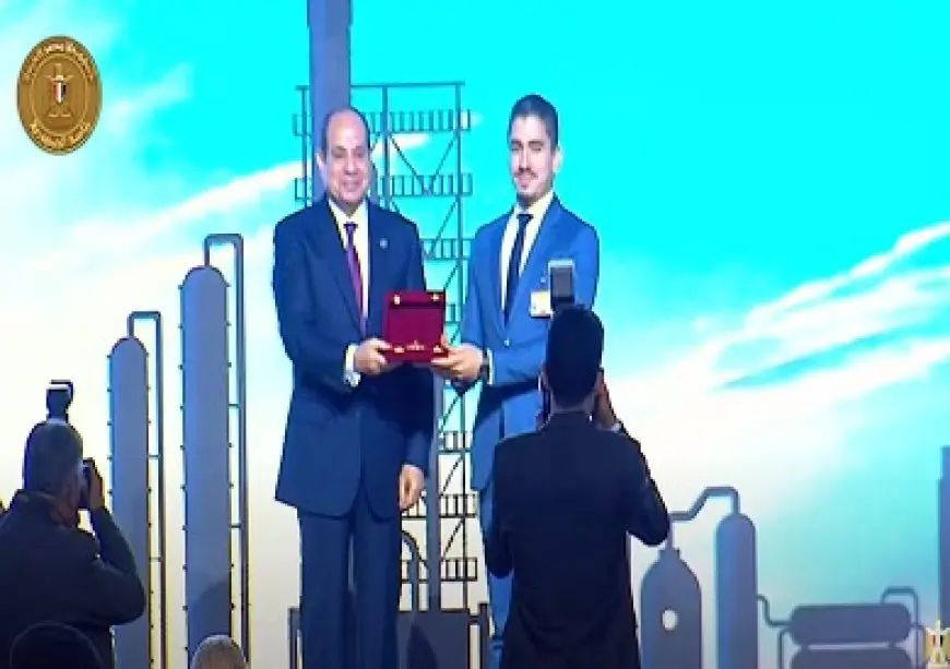 الرئيس السيسي يكرم عددا من النماذج الناجحة في قطاعات العمل المختلفة