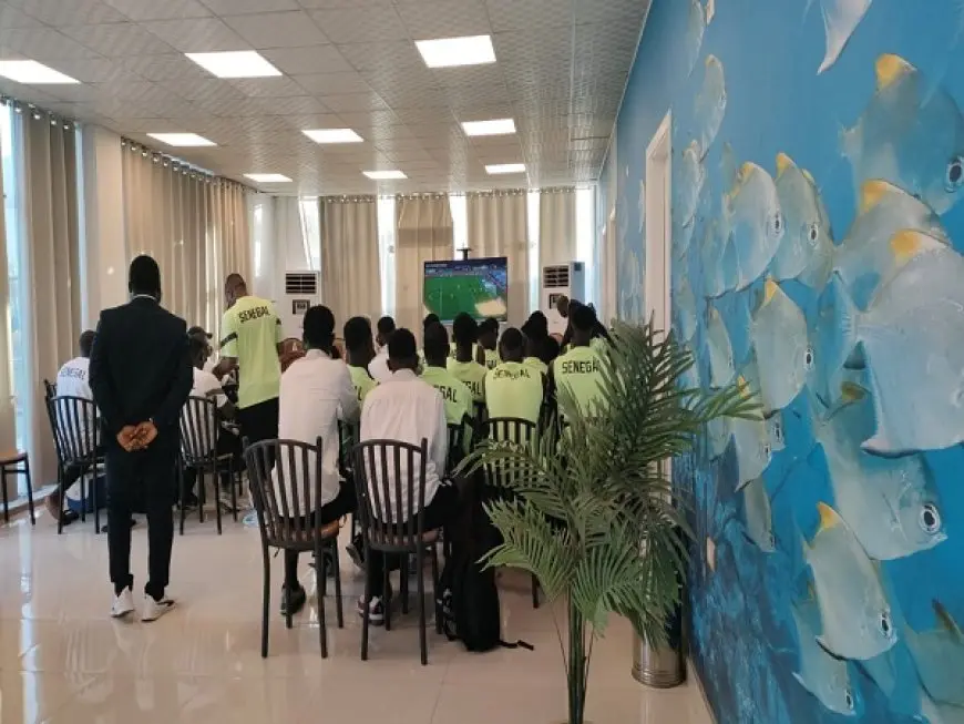 محاضرة فنية للاعبي السنغال قبل مواجهة غانا في أمم أفريقيا للشباب