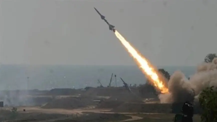صحيفة عبرية: ملايين الإسرائيليين يفرون إلى الملاجئ بعد إطلاق صاروخ من اليمن