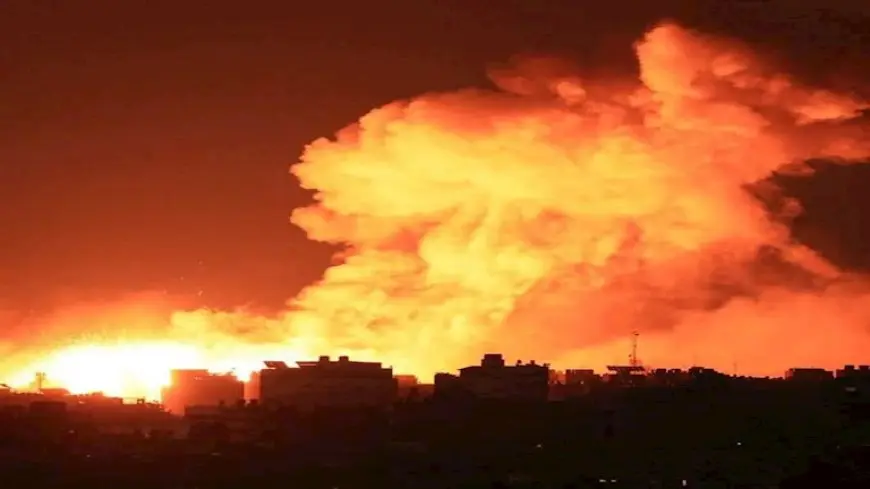 إعلام حوثي: تضرر عدد من المحال جراء القصف الأمريكي على صنعاء