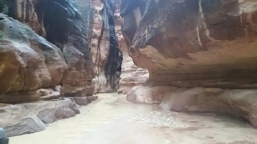 بعد إجلاء نحو 1800 سائح.. مشاهد من سيول البتراء في الأردن