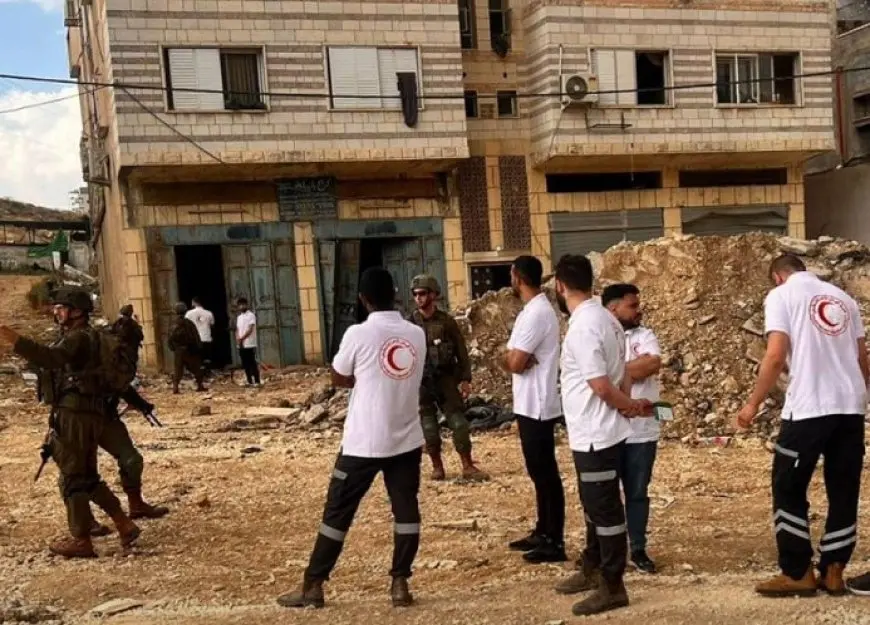 قوات الاحتلال تحتجز طواقم الهلال الأحمر والأهالي في مخيم نور شمس بطولكرم