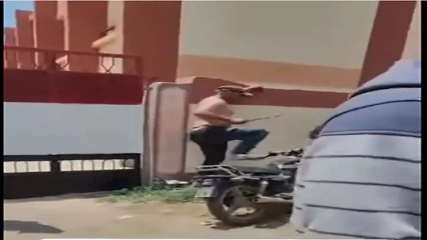 فيديو لشخص عارِ يحاول التسلل إلى مدرسة في دمياط بسلاح أبيض.. ومديرية التعليم ترد