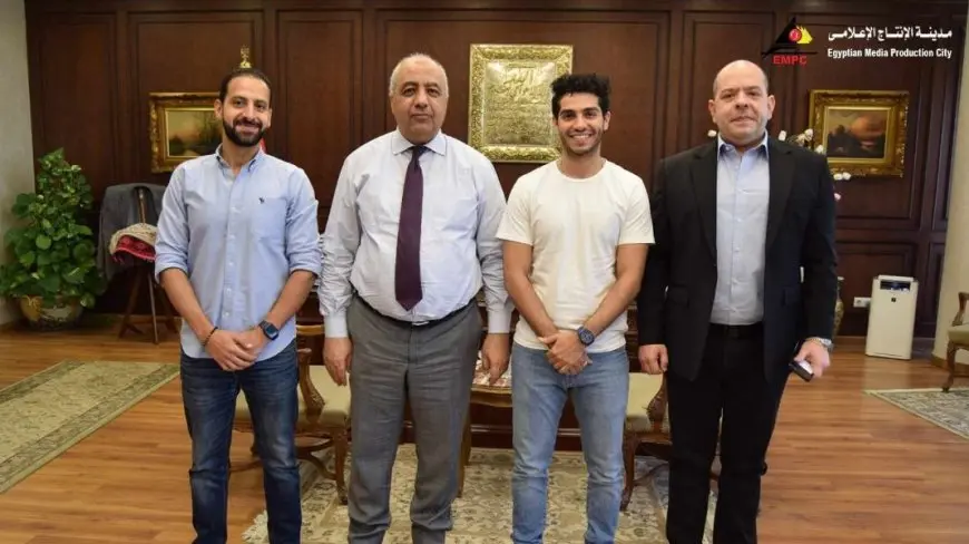 الفنان مينا مسعود يشيد بإمكانيات مدينة الإنتاج الإعلامي خلال زيارته