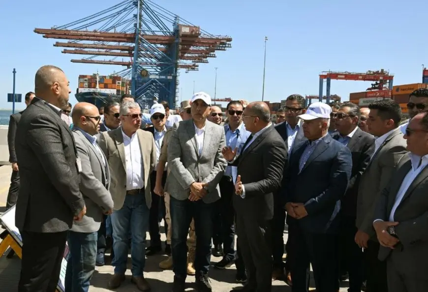 رئيس الوزراء يتفقد مشروعي رووتس وسكاي للموانئ