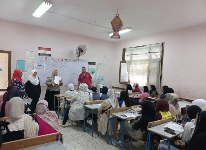 تدريب طلاب الشهادة الإعدادية على نظام البوكليت أثناء عقد المراجعات النهائية المجانية بالمدارس