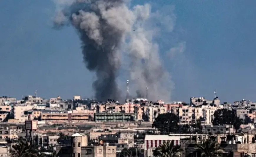 الاحتلال يطلق قذائف مدفعية وقنابل دخانية بكثافة شمال رفح الفلسطينية