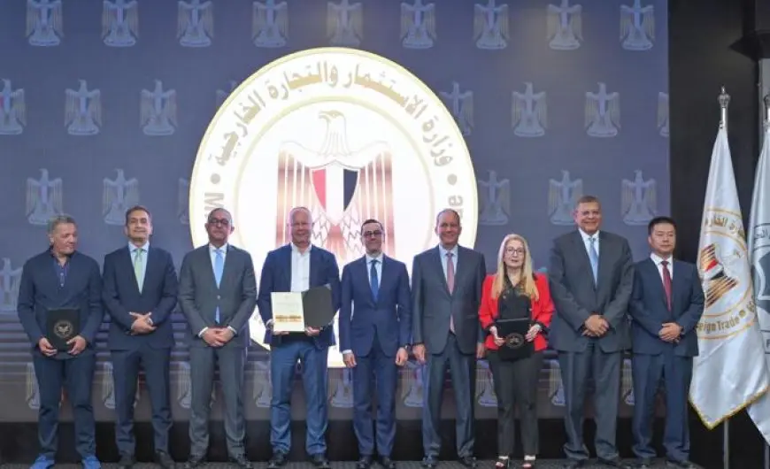 وزير الاستثمار يسلم 6 رخص ذهبية جديدة لعدد من المشروعات الاستثمارية