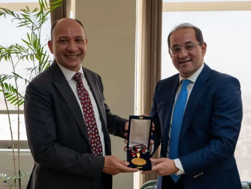 وزير المالية يُكرِّم نائب رئيس مصلحة الضرائب بمناسبة بلوغه سنّ التقاعد