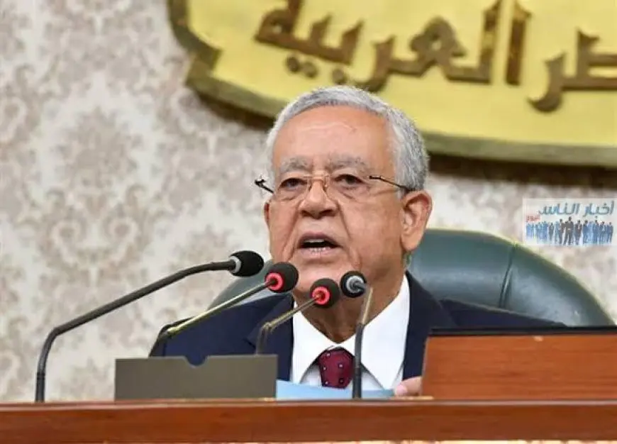 حنفي جبالي يمازح النواب بسبب مغادرة بعضهم القاعة: نريد وسيلة ميكانيكة النائب ما يقدرش يقوم
