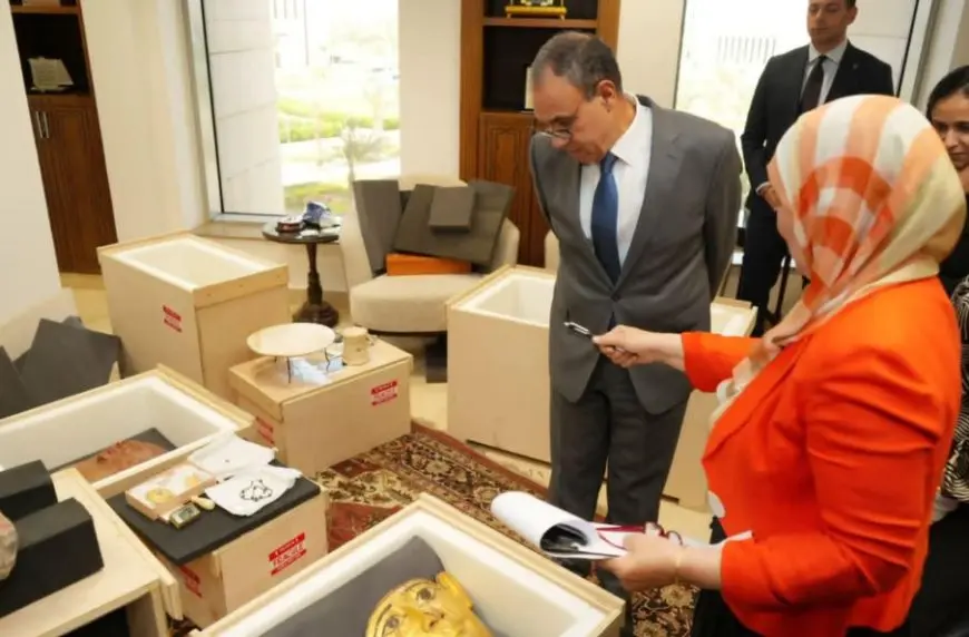 وزير الخارجية يشارك في إجراءات لجنة تسلم القطع الأثرية المشكلة من وزارة الخارجية ووزارة السياحة والآثار