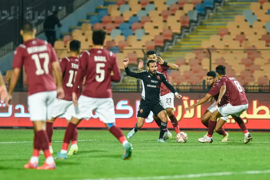الأهلي ضيفاً على سيراميكا لتعزيز صدارة الدوري
