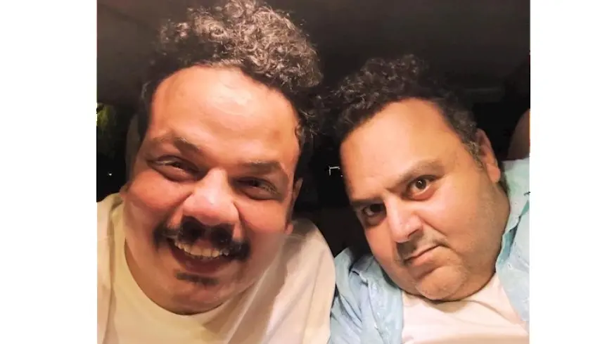 شيكو ينشر صورة مع مصطفى غريب ويعلق: “مع ألذ واحد في مصر”