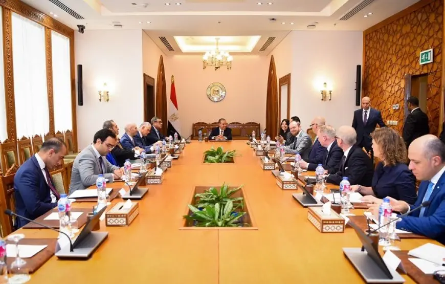 وزير الخارجية يستقبل وفدا من مجموعة «ايه بى موللر – ميرسك» الرائدة في النقل البحري