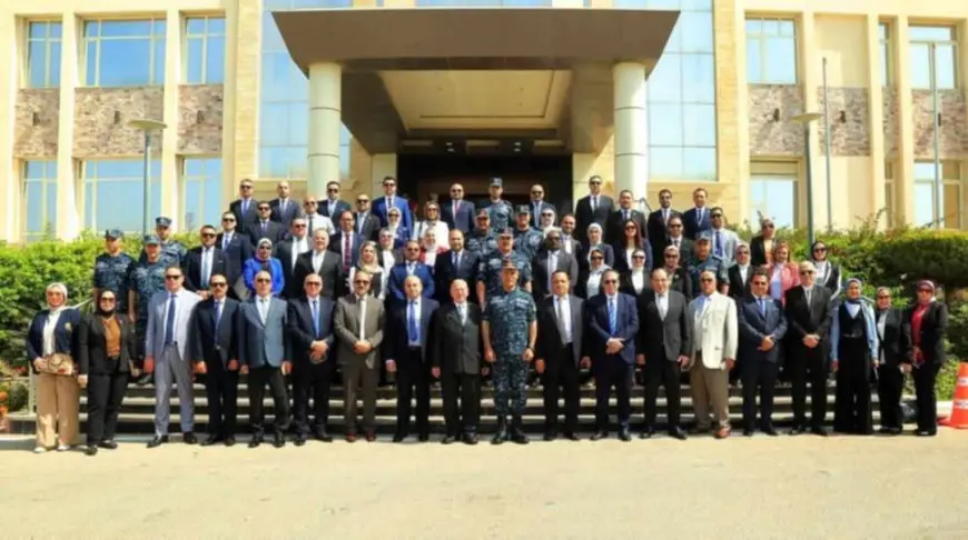 القوات البحرية تستقبل وفدا من النادي البحري للنيابة الإدارية لتعزيز التعاون المشترك