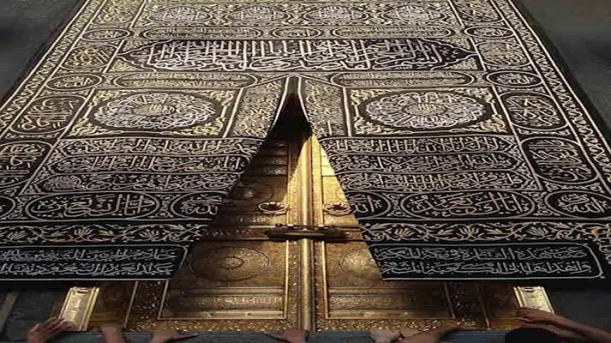 لاستقبال ضيوف الرحمن.. رفع كسوة الكعبة المشرفة استعدادًا لموسم الحج (صور)