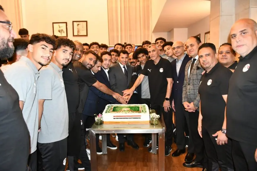 وزير الرياضة يؤازر منتخب الشباب قبل مواجهة المغرب في نصف نهائي أمم إفريقيا