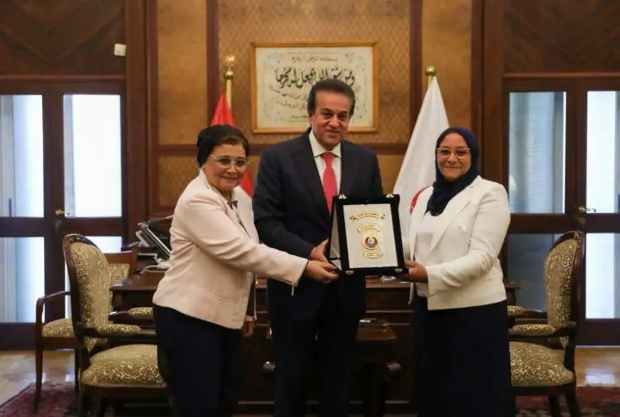 وزير الصحة يكرم الدكتورة تغريد معروف رئيسة قسم النساء والتوليد بمستشفى المنيرة