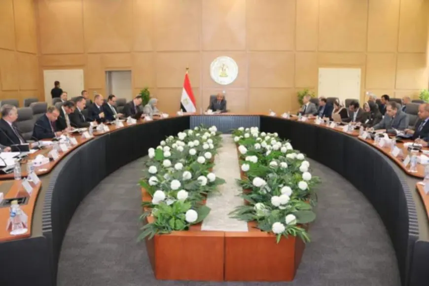 وزير الكهرباء يبحث استعدادات مواجهة ارتفاع الأحمال وزيادة الطلب على الطاقة خلال الصيف