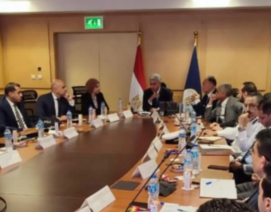 وزير السياحة يبحث مع الجهات المعنية المنظومة الجديدة للحصول على التأشيرة الاضطرارية عند منافذ الوصول