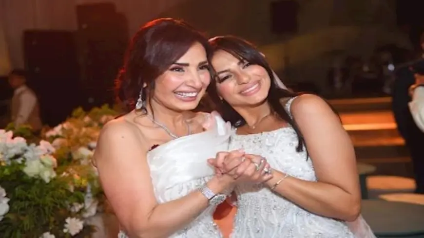 بالصور.. انهيار الفنانة أمل رزق من البكاء بحفل زفاف ابنتها “هيا”