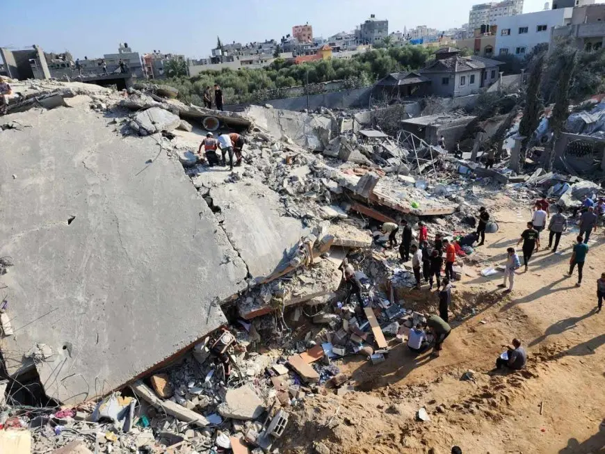 مجزرة جديدة يرتكبها الاحتلال: 13 شهيدا في قصف مصلى وعيادة صحية بمخيم جباليا