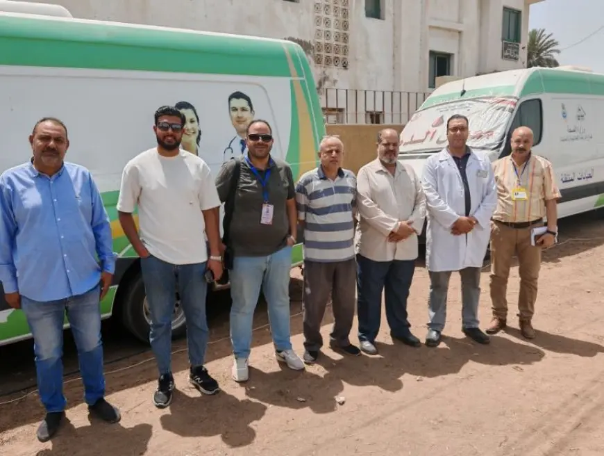 فحص وعلاج أكثر من 1250 حالة وتقديم 3800 خدمة طبية بقافلة صحية في قرية الدير ببني سويف